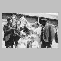 091-0021 Auf dem Hof von Otto Samland - rechts Otto Samland mit den Enkelkindern. Die beiden Pferde, zogen den Fluchtwagen ueber das Frische Haff.jpg